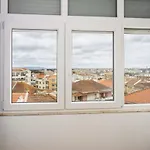 Lisbon Em Frente Dos Transportes Publicos *