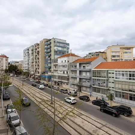 Lisbon Em Frente Dos Transportes Publicos * Almada