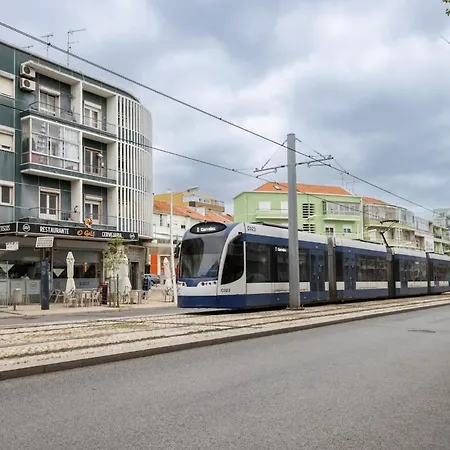Lisbon Em Frente Dos Transportes Publicos Daire Almada