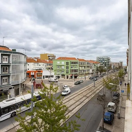Lisbon Em Frente Dos Transportes Publicos Daire Almada