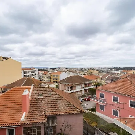 Daire Lisbon Em Frente Dos Transportes Publicos Almada