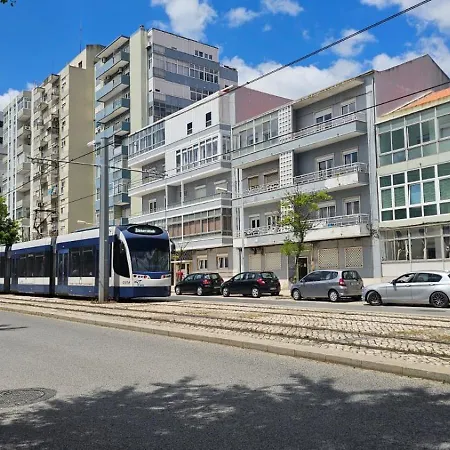 Lisbon Em Frente Dos Transportes Publicos Daire Almada