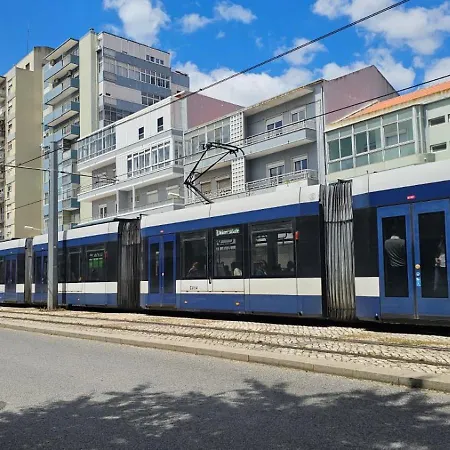 Lisbon Em Frente Dos Transportes Publicos *