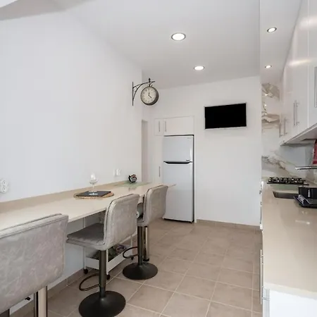 Lisbon Em Frente Dos Transportes Publicos *