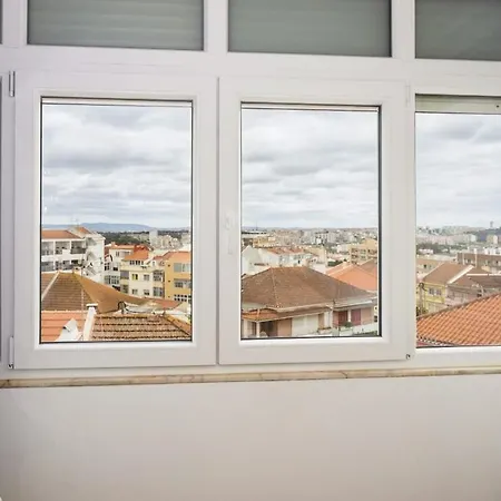 Lisbon Em Frente Dos Transportes Publicos *