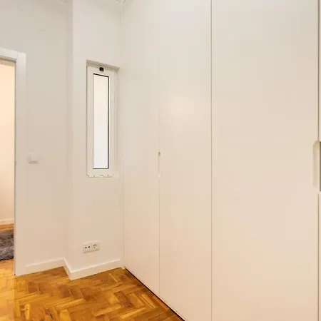 Lisbon Em Frente Dos Transportes Publicos