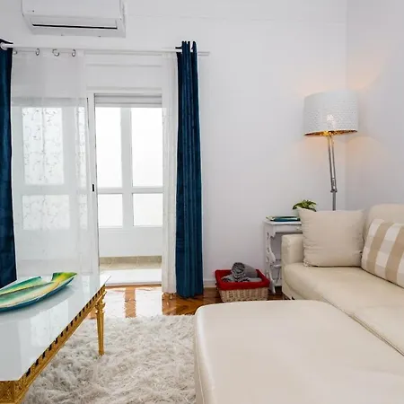 Lisbon Em Frente Dos Transportes Publicos *