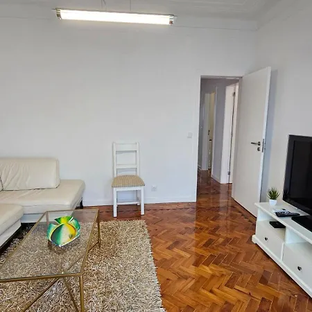 Lisbon Em Frente Dos Transportes Publicos *