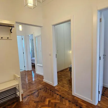 Lisbon Em Frente Dos Transportes Publicos *