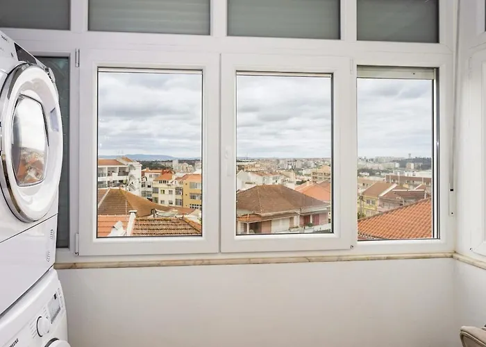 Lisbon Em Frente Dos Transportes Publicos *